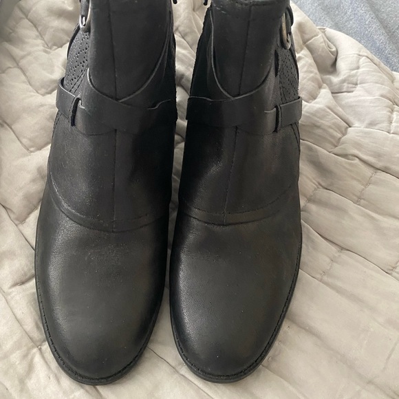 Black heeled ankle boots - Picture 3 of 5